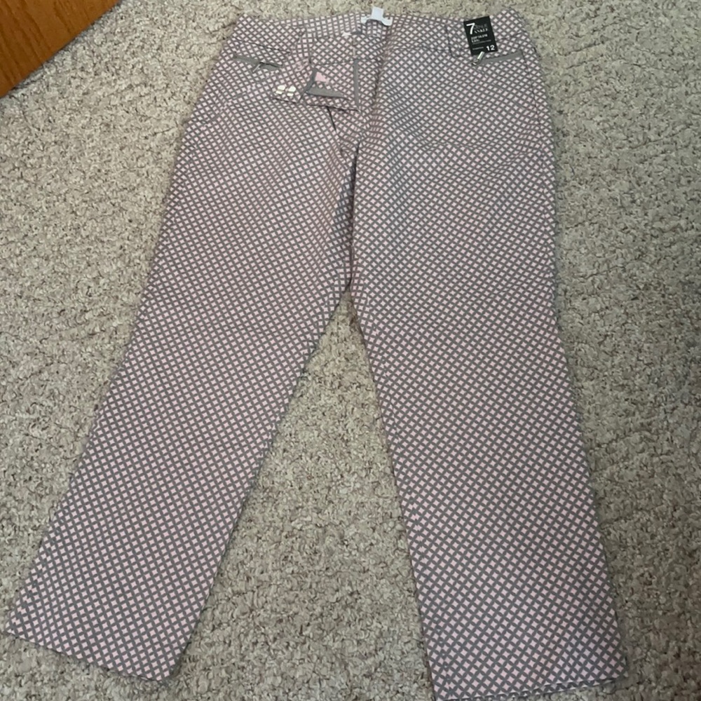 NEW. YORK & COMPANY ladies ankle stretch capris